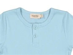 Stolpelukning med to knapper i lyseblå kortærmet basis t-shirt fra MarMAr copenhagen 252-115-31 heavenly blue